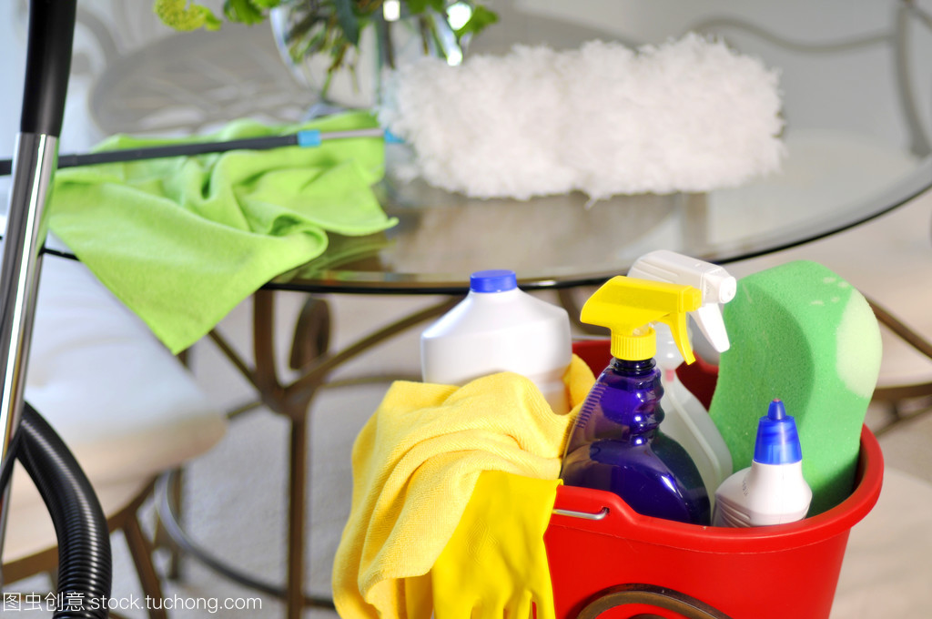 清潔服務中的基本工具 水桶與清潔用品的重要性